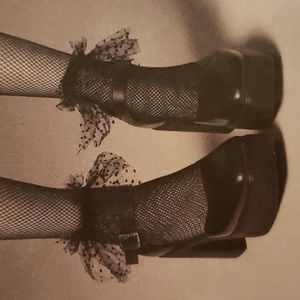 Kelsi Dagger clogs black in color